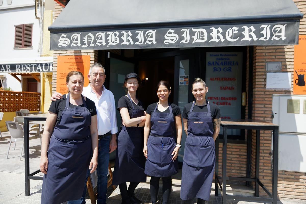 Elvira Martínez (primera por la izquierda), José Manuel Cifuentes y las trabajadoras de la sidrería, antes del cierre.