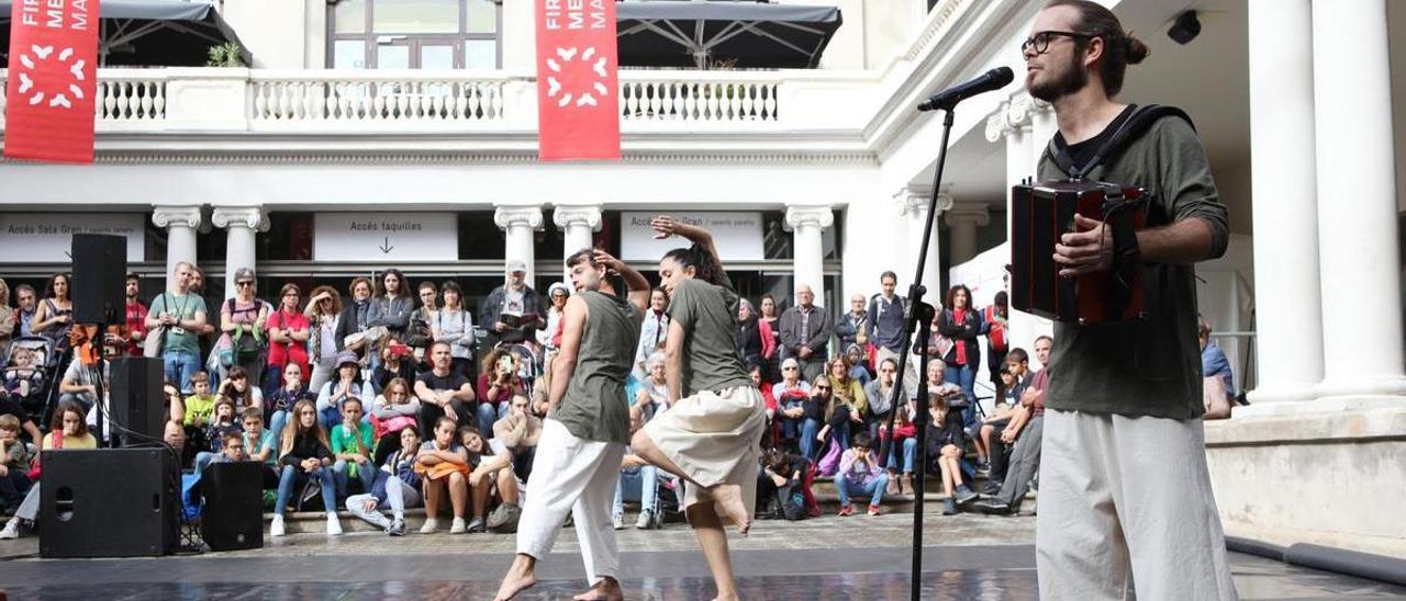 Moment de l&#039;espectacle, aquest matí al pati del Teatre Kursaal