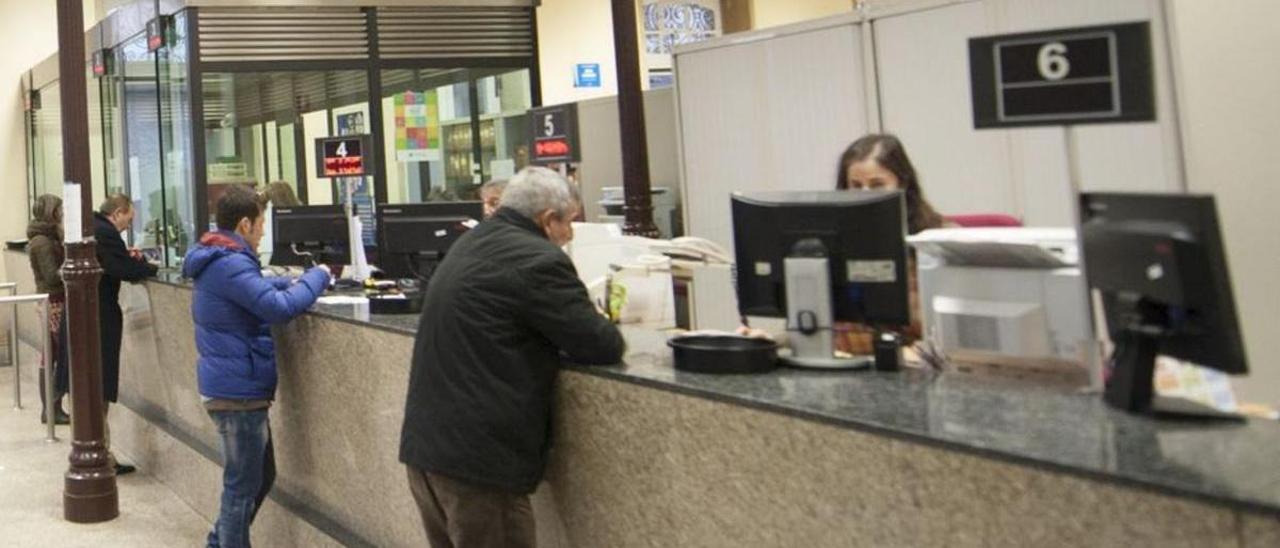 Contribuyentes en la oficina de recaudación de A Coruña. |   // L. O.