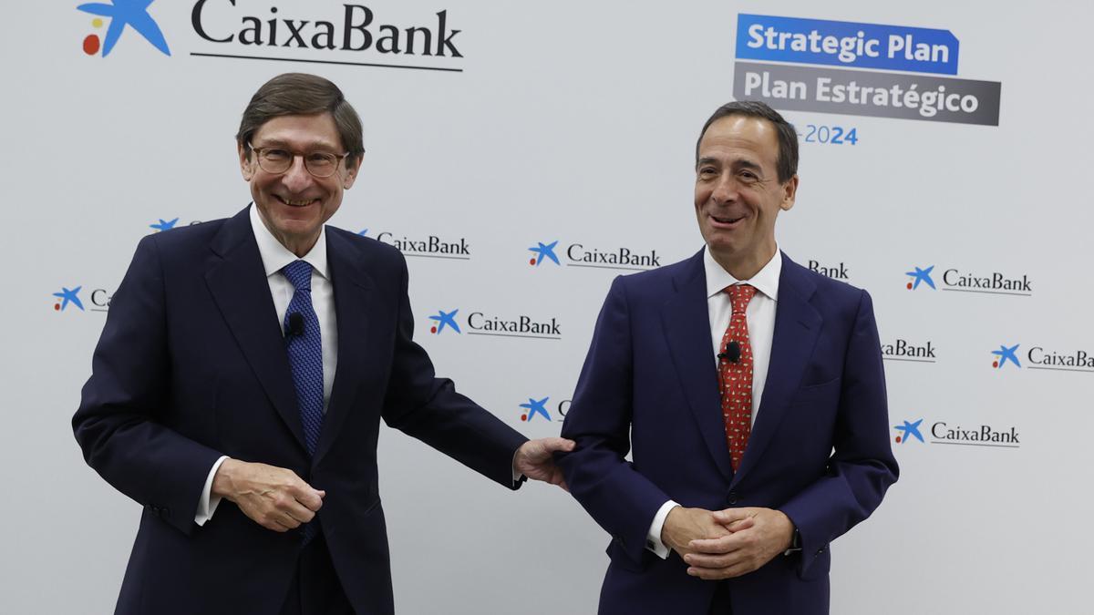 El presidente de CaixaBank, José Ignacio Goirigolzarri (i), junto al consejero delegado de la entidad Gonzalo Gortázar.