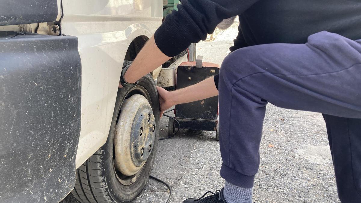 Un tècnic canvia la roda del seu vehicle a la Cerdanya