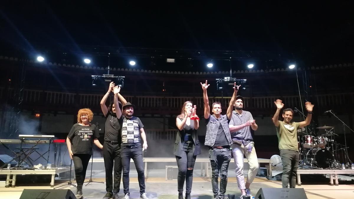 Los músicos saludan al público tras el concierto en directo ofrecido en la plaza de toros