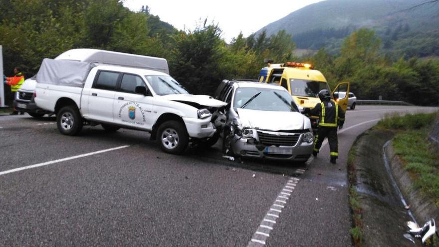 Tres heridos en un accidente de tráfico en Cangas del Narcea