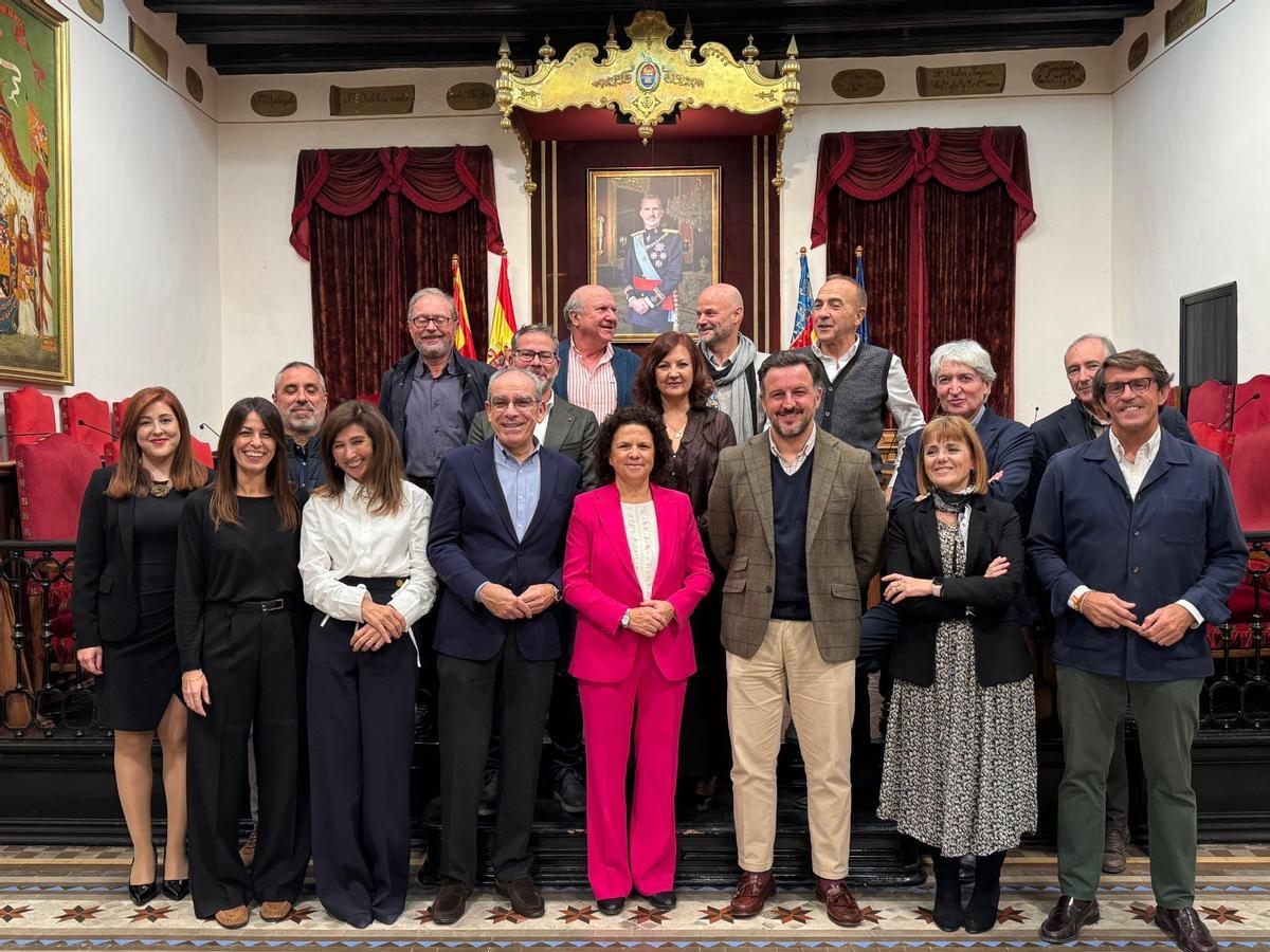 El alcalde Pablo Ruz y concejales del gobierno local recbieron a los miembros del jurado