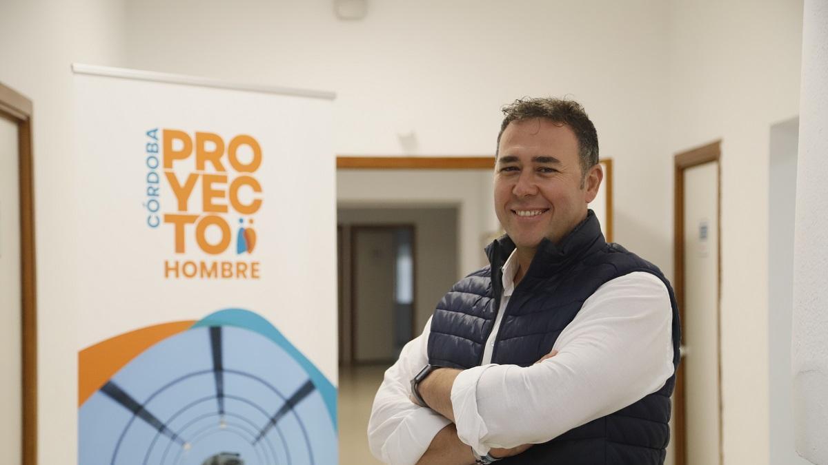 El presidente de Proyecto Hombre en Córdoba, Jesús Tamayo, posa en la sede de Huerta de la Reina.