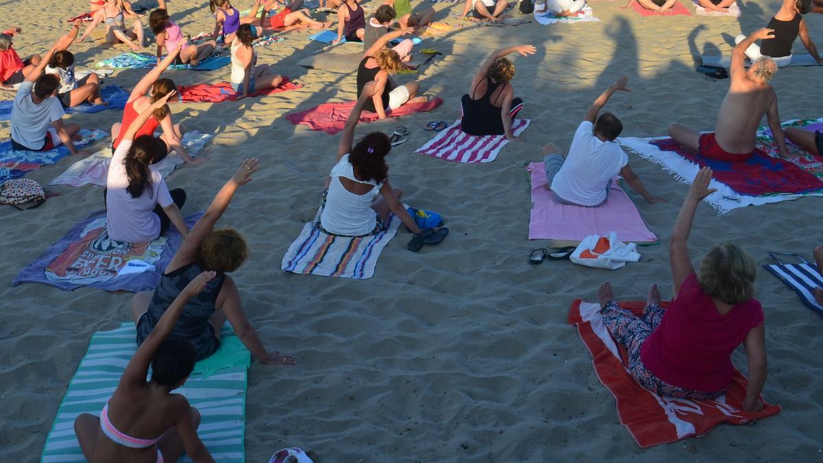 Actividad de yoga en una playa.