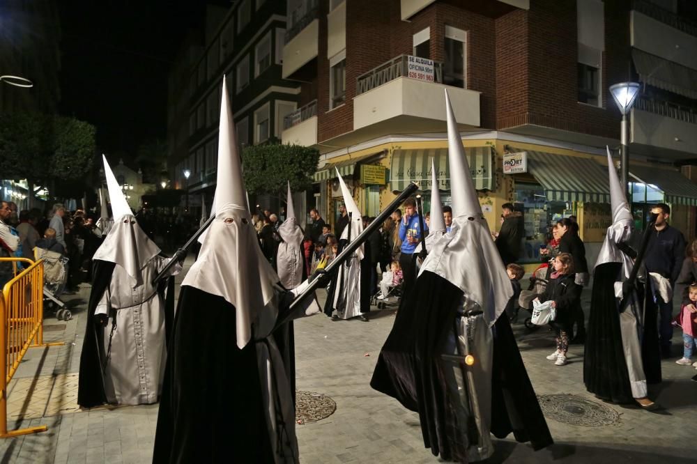 Algunas de las imágenes decanas de la Semana Santa se acercaron al mar y los paseos en Martes Santo