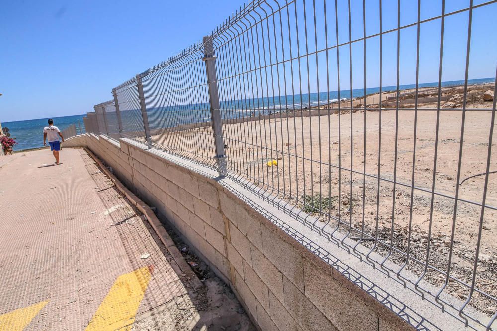 Asaja se une y protesta contra el muro de Ferrís