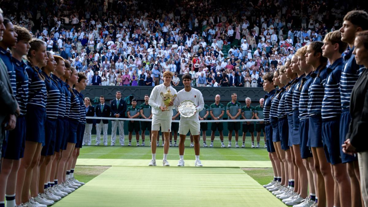 Jannik Sinner y Carlos Alcaraz con sus respectivos premios