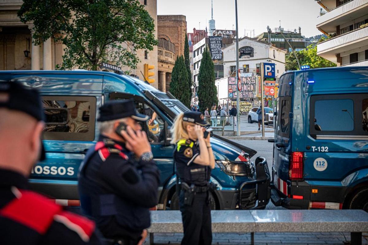 Despliegue policial por las manifestaciones para el desalojo de los centros okupados El Kubo y La Ruïna