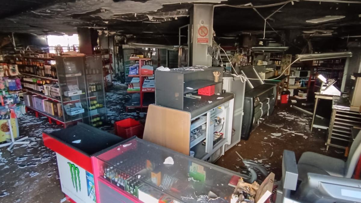 Interior del supermercado de Sant Llorenç incendiado