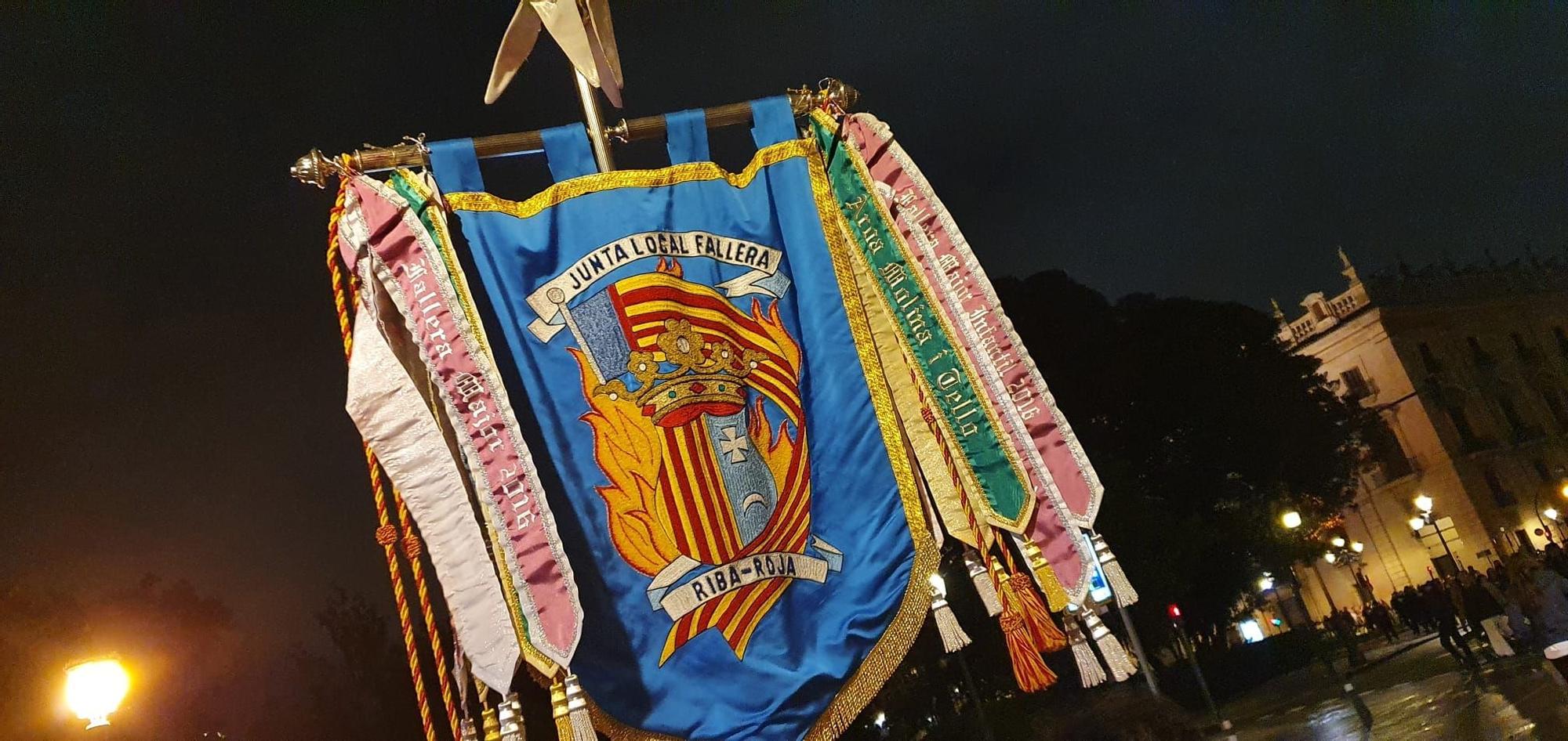 Érica y Camila, Falleras Mayores de Riba Roja, desfilan en la Ofrenda de València