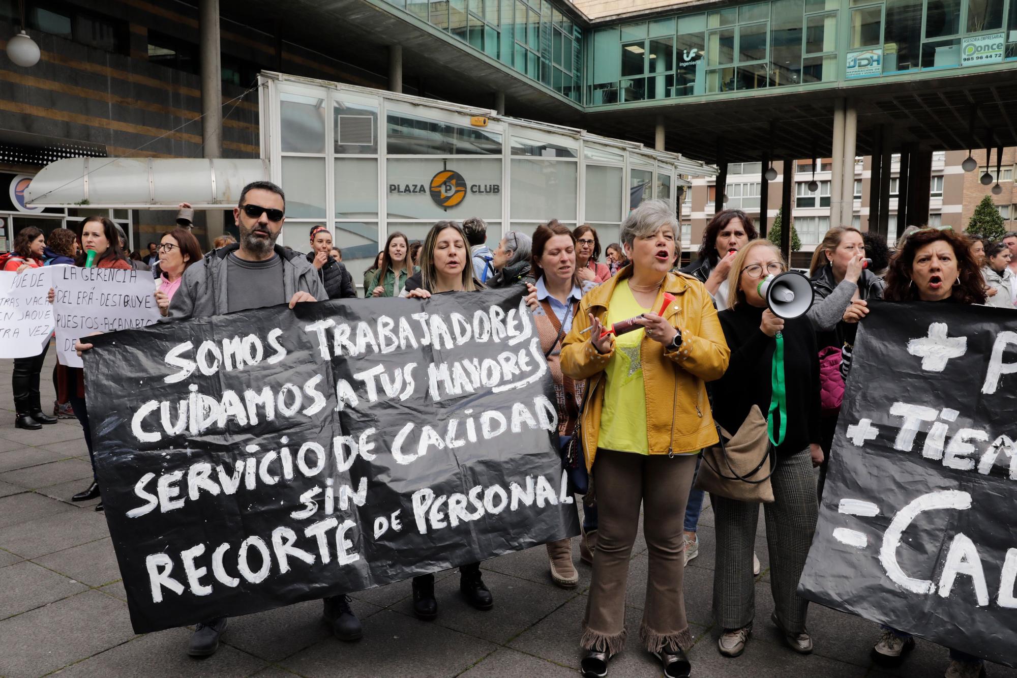 En imágenes: Multitudinaria protesta de los trabajadores del ERA: "Nuestras vacaciones no son un trueque electoral"