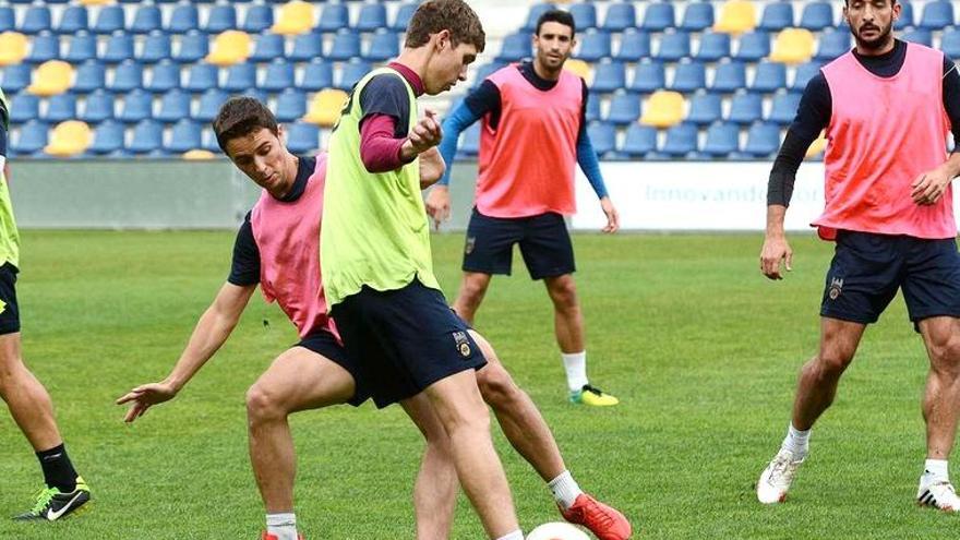 Pablo trata de llevarse el balón ante Javi Otero, con David García y Carnero a la espera del desenlace.