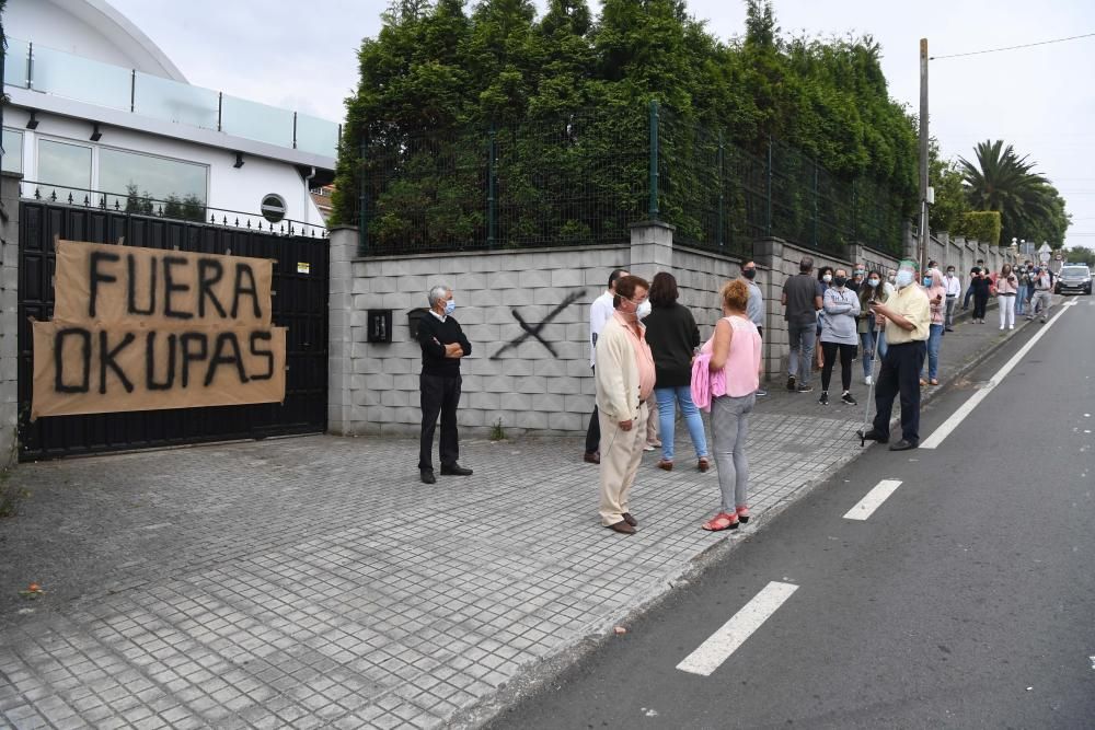 Concentración en A Zapateira por un chalé okupado