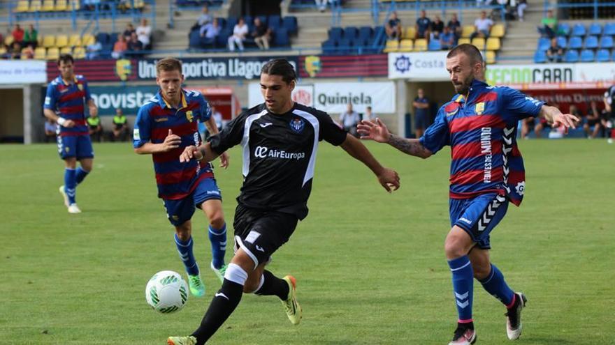 El delantero del Atlético Baleares Rubén Jurado protagoniza una acción ofensiva en el duelo de ayer ante el Llagostera.