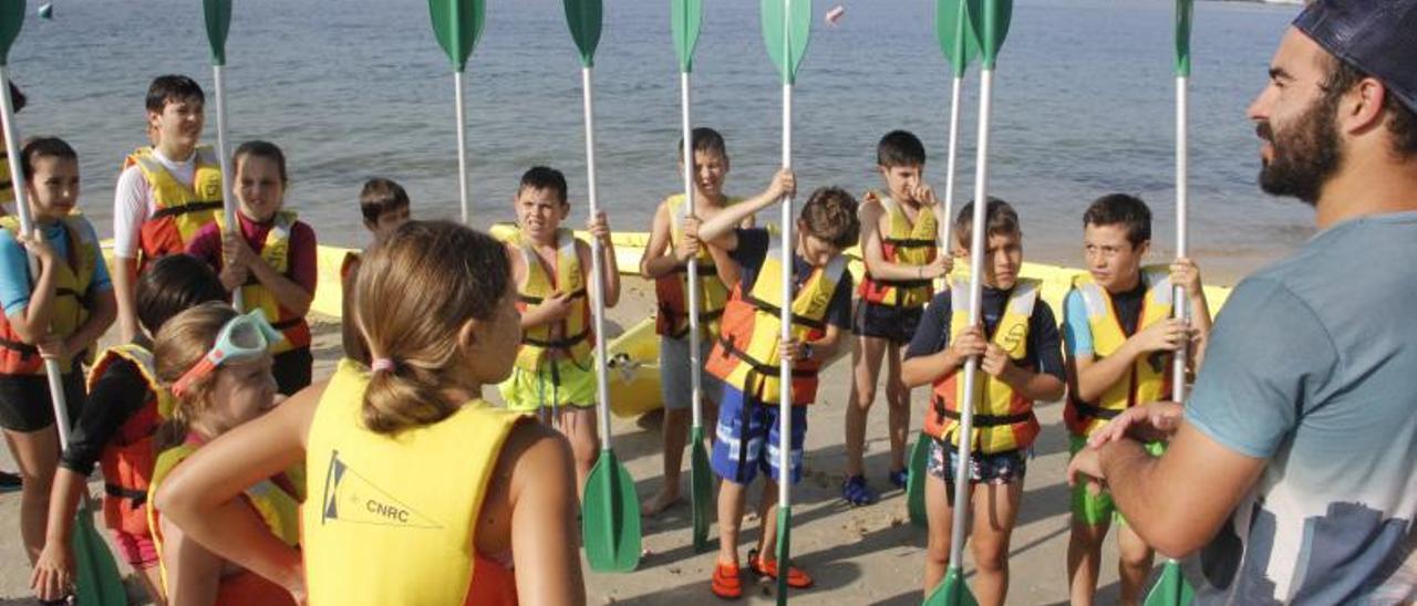 Actividades náuticas en un campamento de verano en Cangas.   | // S.Á.