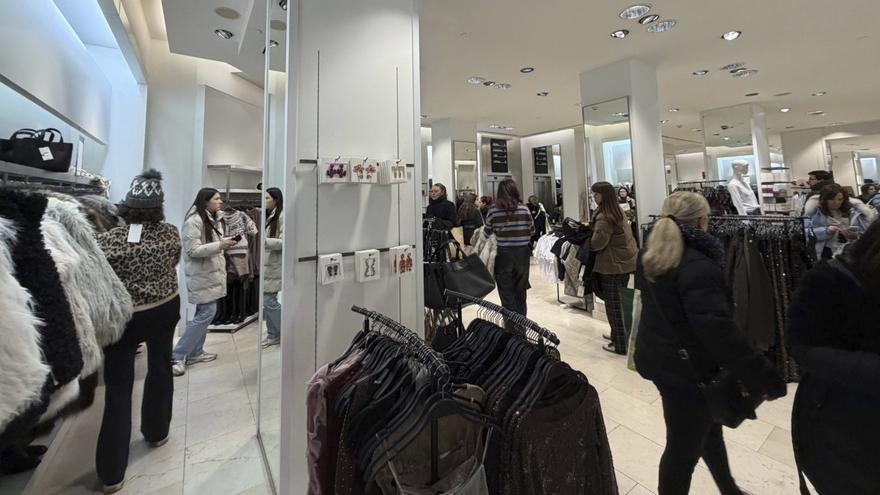 Clientes en el interior de un comercio.