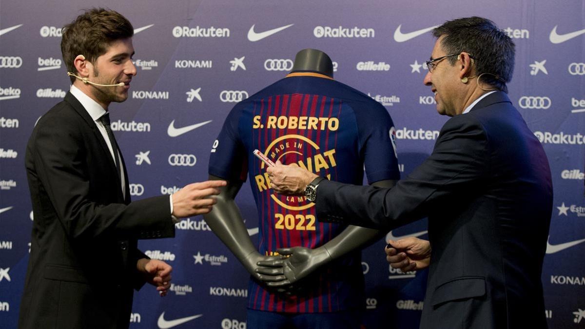 Sergi Roberto junto al presidente azulgrana Josep Maria Bartomeu en el acto de renovación de su contrato hasta el 2022.