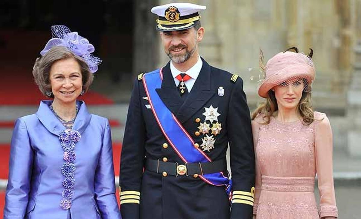 La reina Sofia i els prínceps d’Astúries, a l’arribar a l’abadia de Westminster.