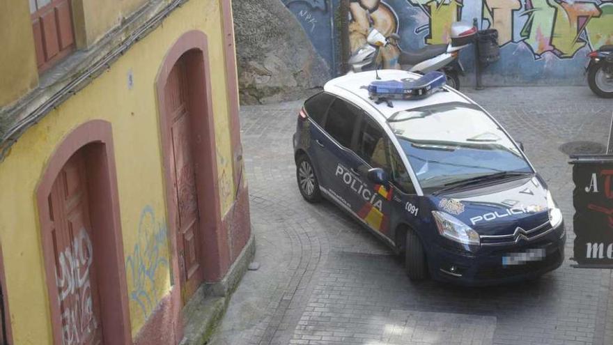 Una patrulla policial hace una ronda en una calle céntrica.
