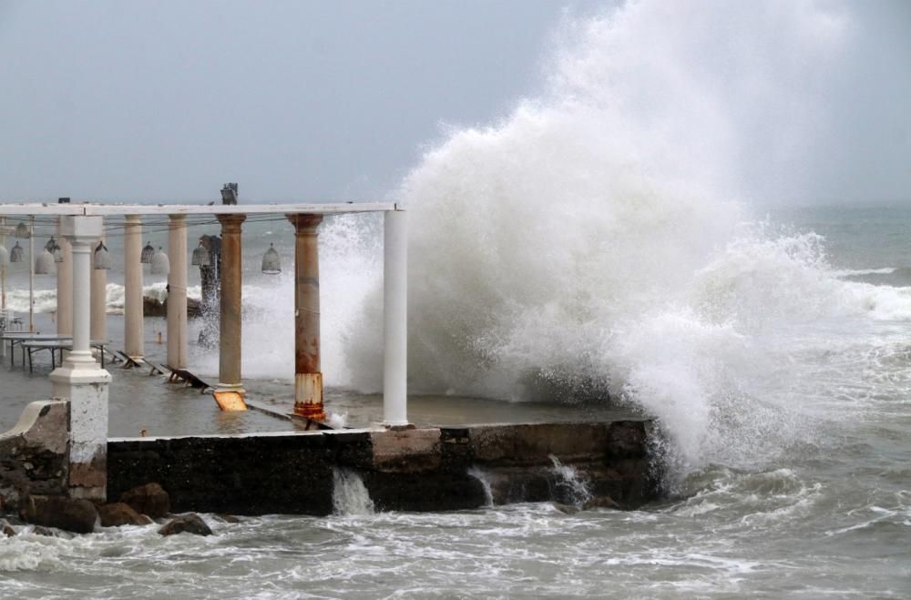 Lluvia y temporal en el mar en Málaga con la llegada de la borrasca Filomena.