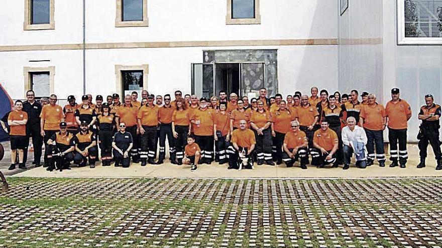 Un nutrido grupo de voluntarios participantes con el director de Emergencias.