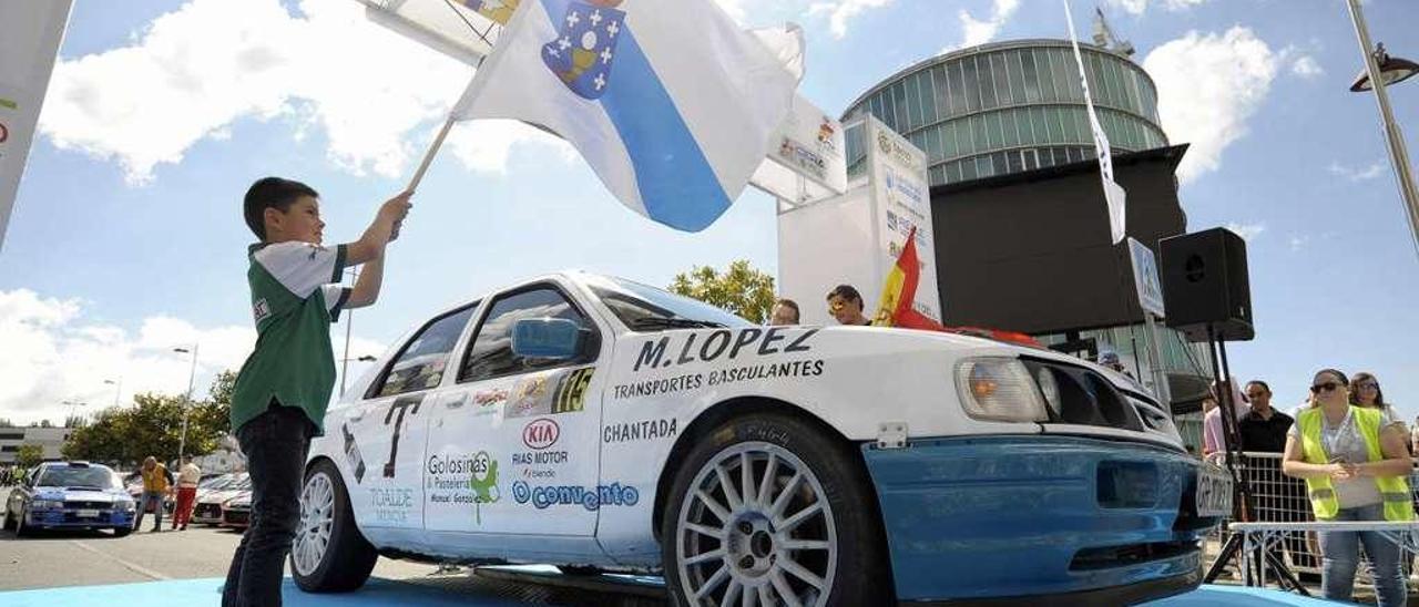 El piloto silledense Christian Costoya da la salida a uno de los participantes en el último Rali do Cocido. // Bernabé/Javier Lalín