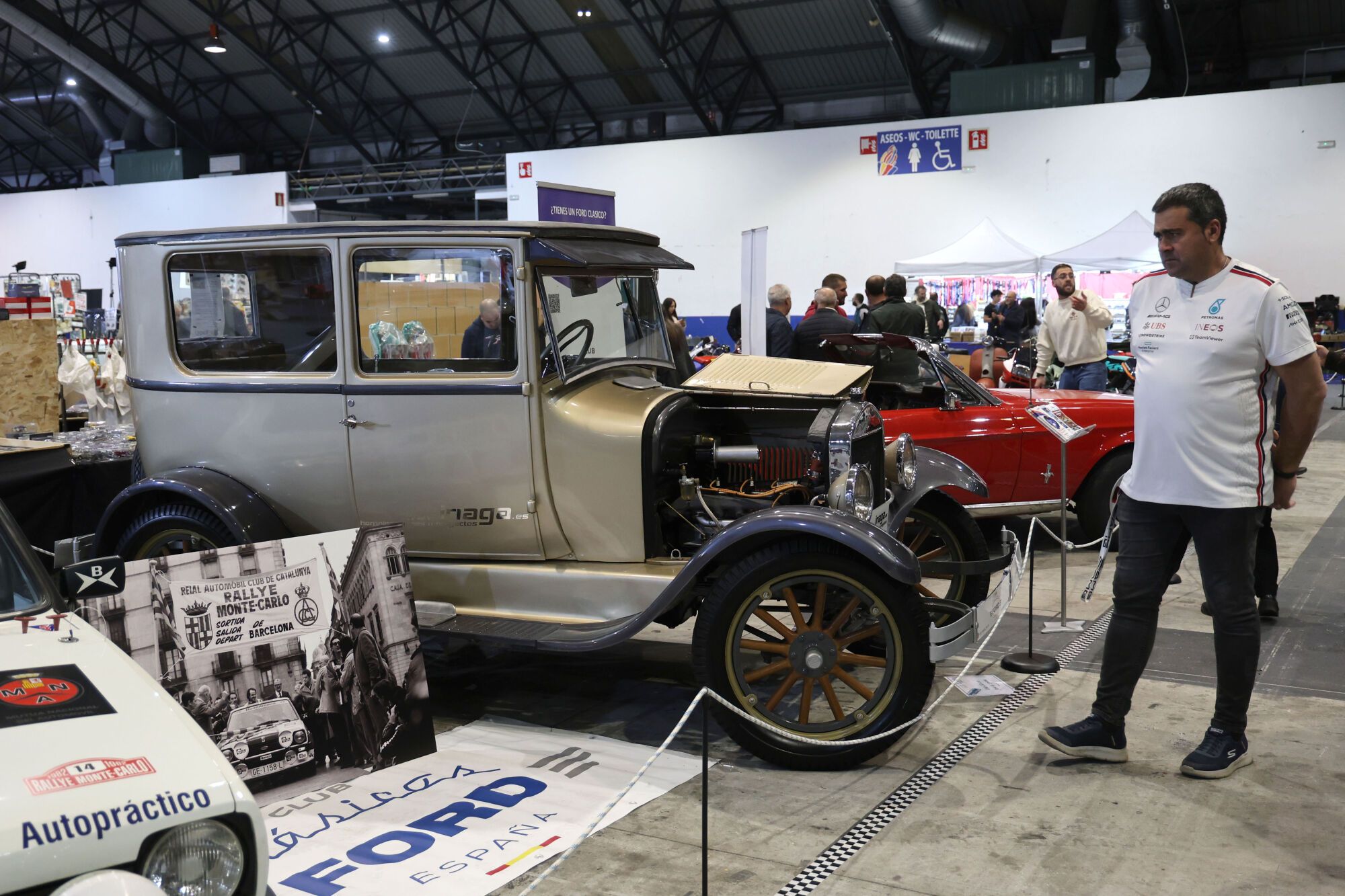 Visitantes en el recinto ferial de Vigo  (Ifevi) el sábado durante la apertura de la feria del automóvil