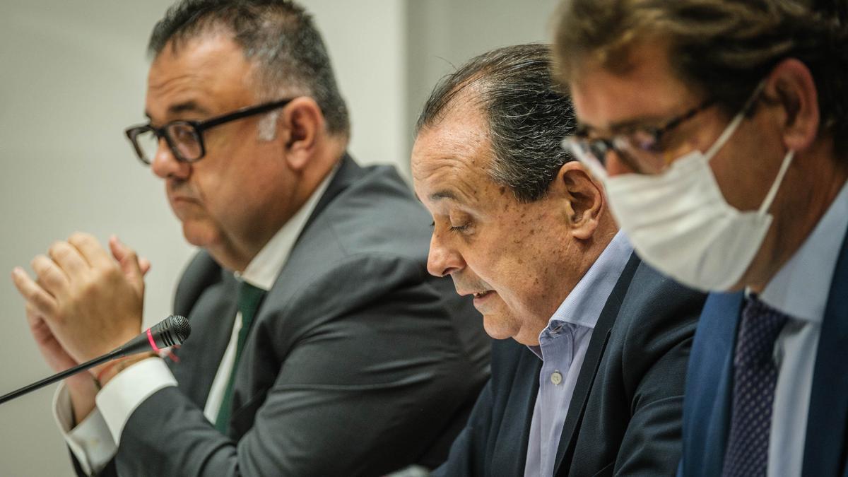 El consejero de Sanidad, Blas Trujillo, y el director del Servicio Canario de la Salud, Conrado Domínguez, comparecen en comisión parlamentaria.