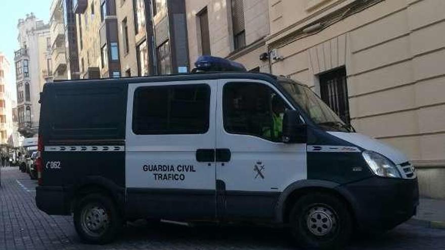 Un furgón entra en los juzgados de Zamora.