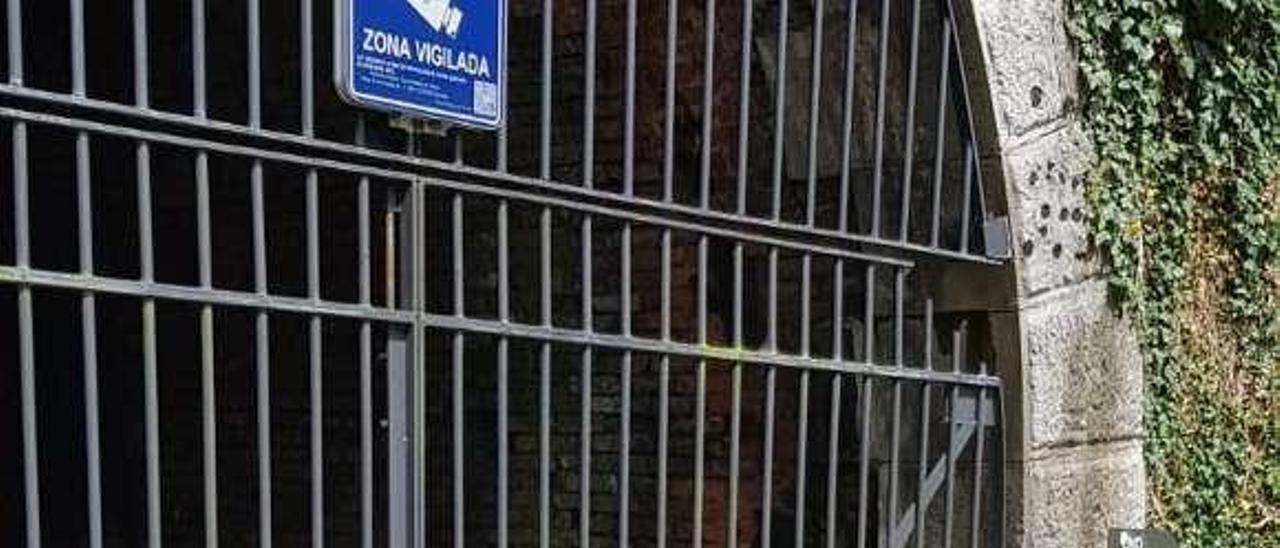 El paseante José María González, junto a la entrada del túnel desde el parque de Invierno.