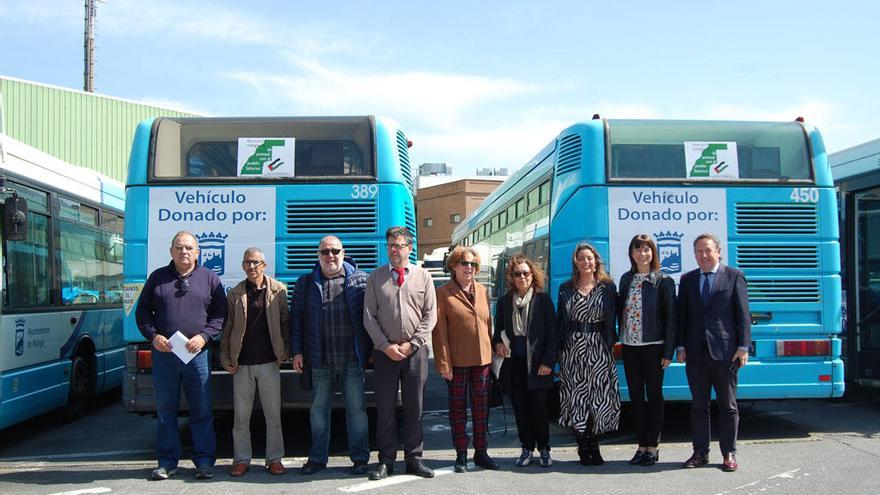 Responsables de Tran-Bus, el Ayuntamiento de Málaga y la Asociación de Amigos del Pueblo Saharaui, junto a los autobuses donados.