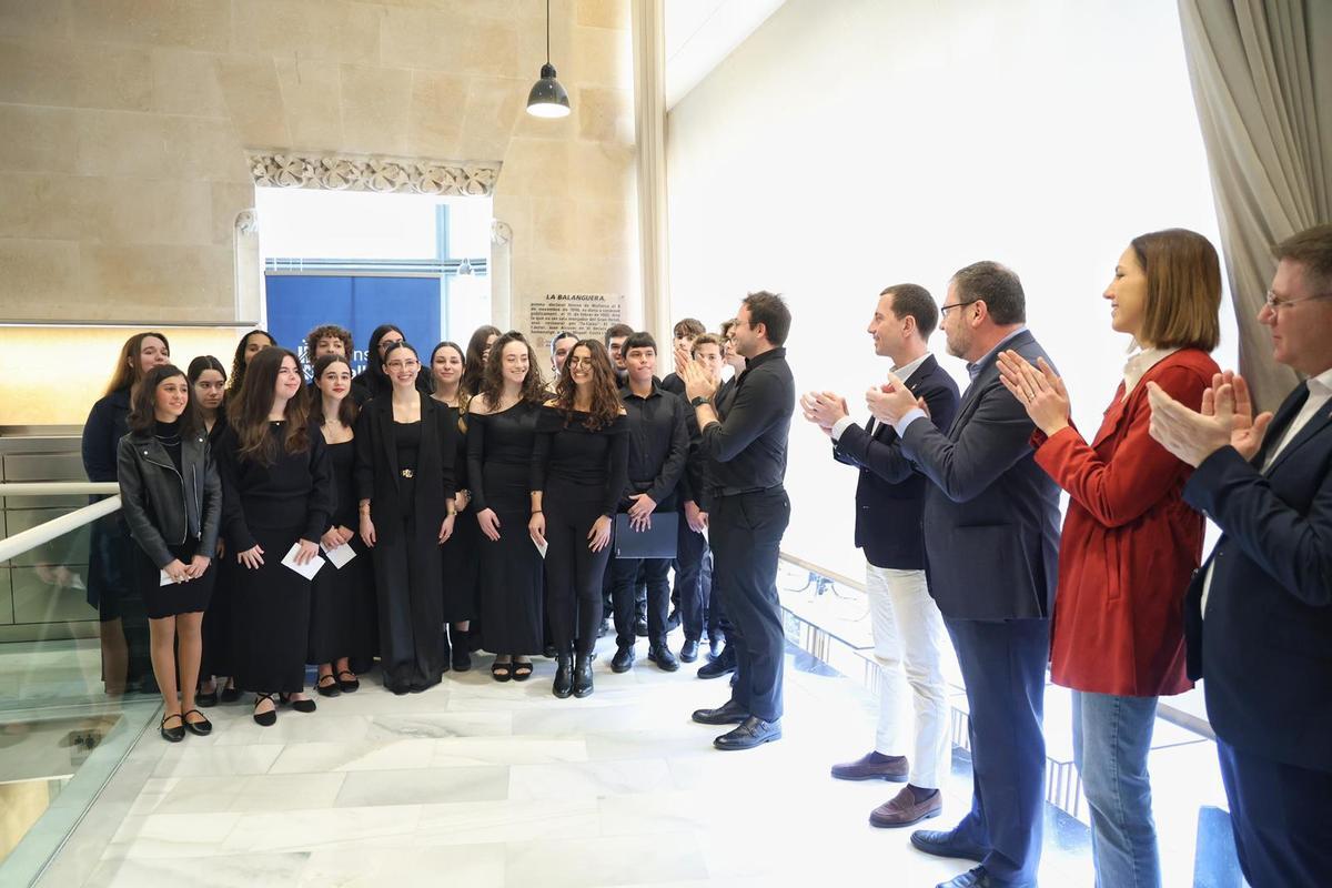 El coro juvenil del Teatre Principal de Palma y Josep Lluís Pol recitaron ‘La Balanguera’ en el Gran Hotel