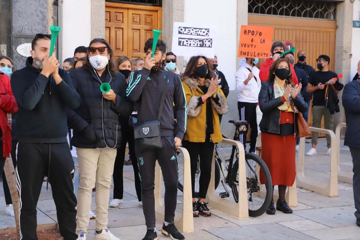 El comercio ambulante protesta ante el Ayuntamiento por el cierre de los mercadillos