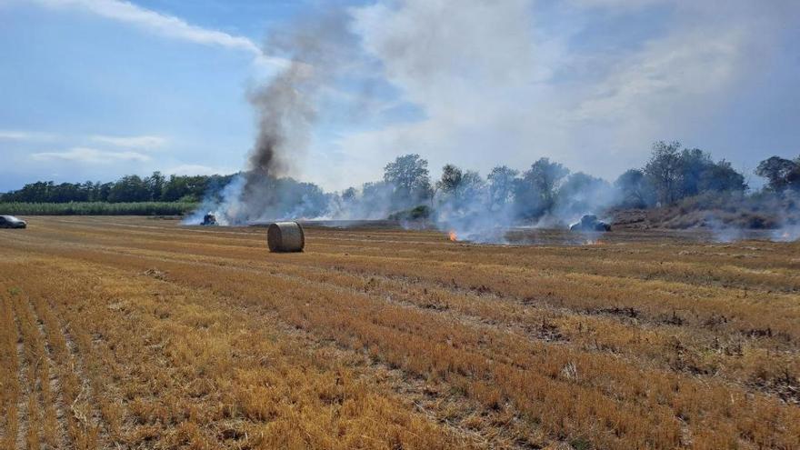 Un incendi a Ventalló crema una hectàrea i una màquina rotoembaladora