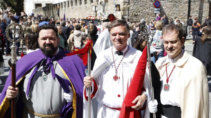 Por la izquierda, Juan Antonio Rodríguez-Pládano, Alejandro Vallaure e Ignacio Alvargonzález, ayer, ante la iglesia de San Pedro, al término de la procesión del Encuentro de Resurrección.