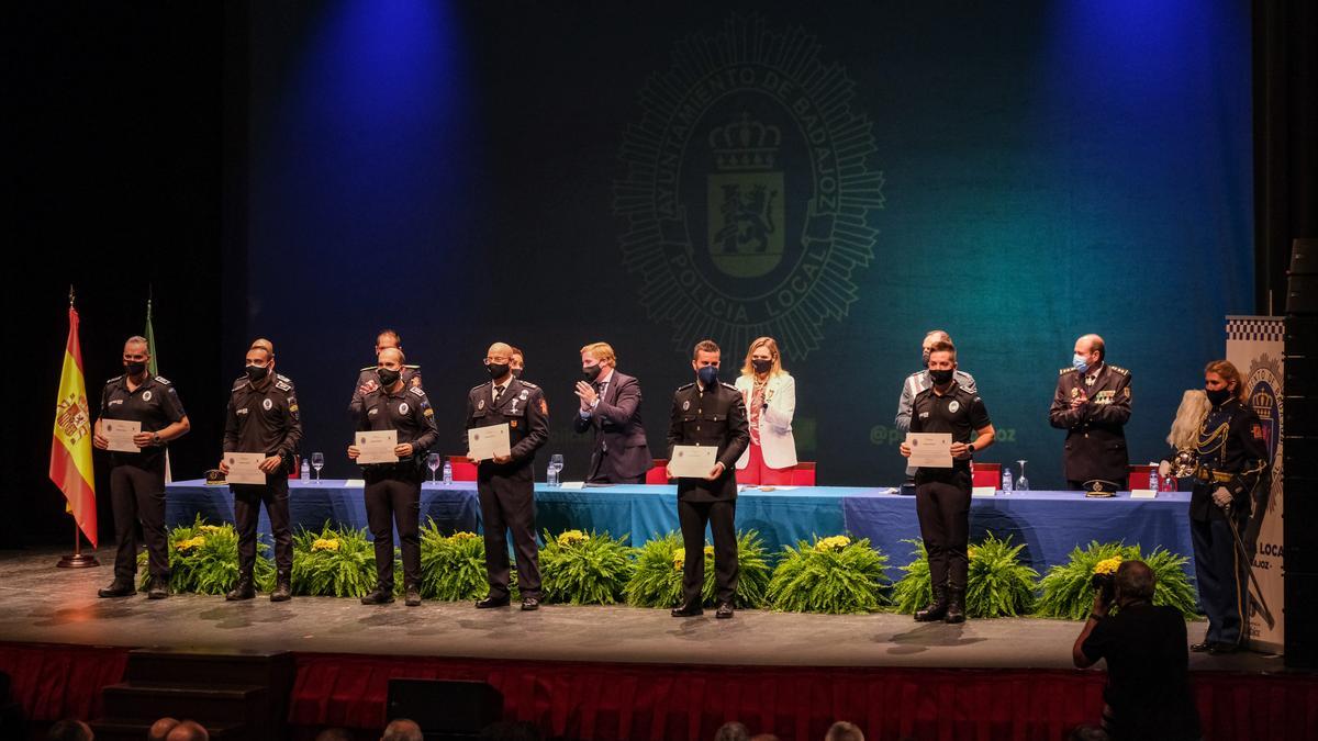 Policías galardonados en el acto de ayer en el López.