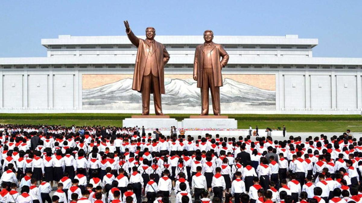 Miles de niños de la Unión Infantil Norcoreana realizan una ofrenda floral ante las estatuas de los fallecidos líderes Kim Il-sung y Kim Jong-il, el sábado en Piongyang.