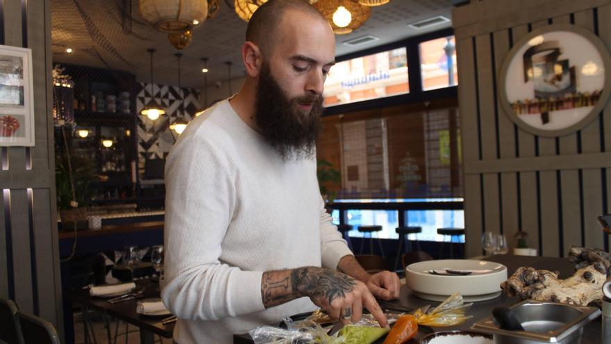 Luis Menéndez, preparando el pincho ganador del Campeonato de Pinchos de Gijón.