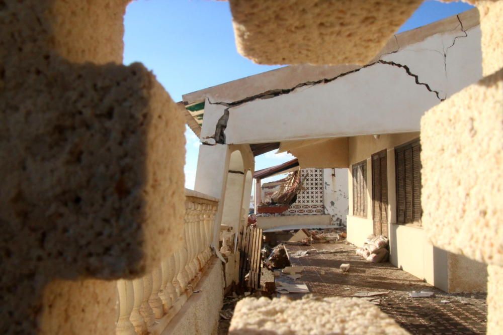 Las casas sufren derrumbes y el mar destruye porches y aceras y abre grandes socavones