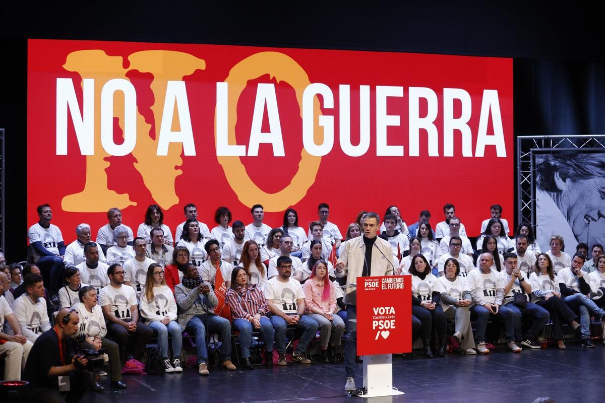 Pedro Sánchez, con un gran 'No a la guerra' detrás, en un acto del PSOE en Soria el pasado 7 de marzo.
