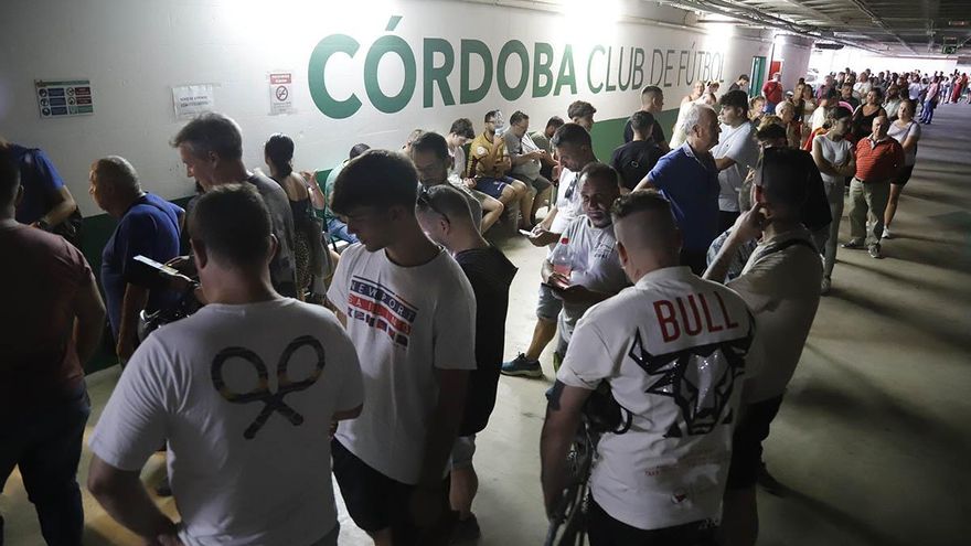 Córdoba CF-Burgos | Colas, nervios y tensión en El Arcángel para recoger abonos