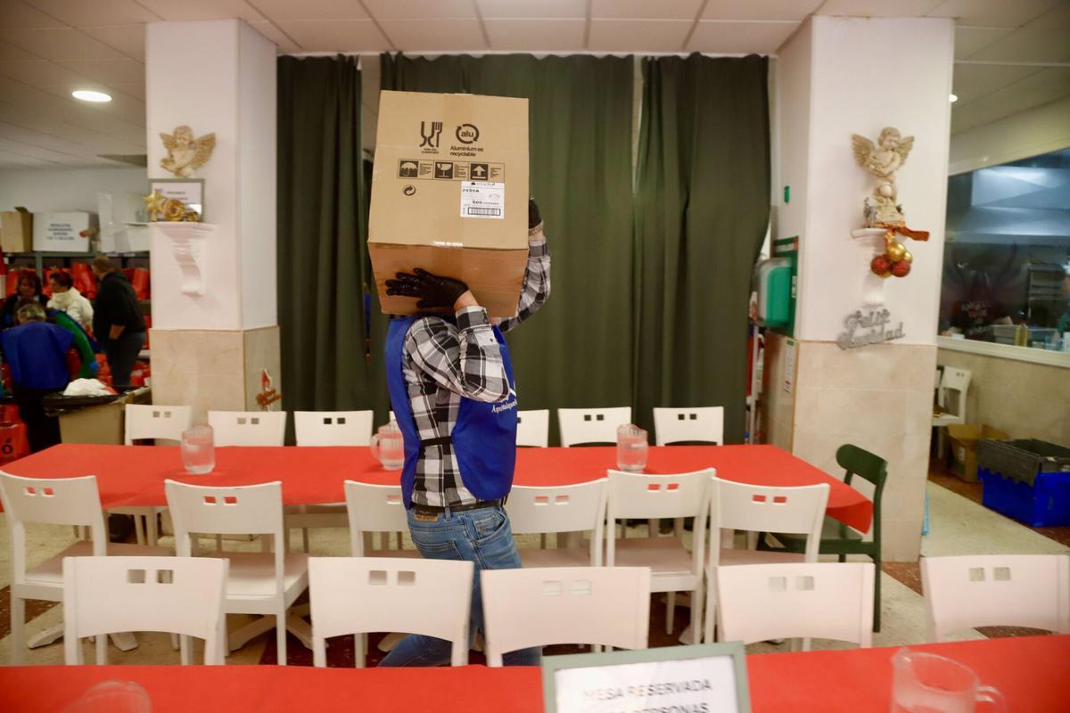 Los Ángeles de la Noche reparten 400 menús esta Navidad en Málaga Los Ángeles de la Noche reparten 400 menús esta Navidad en Málaga