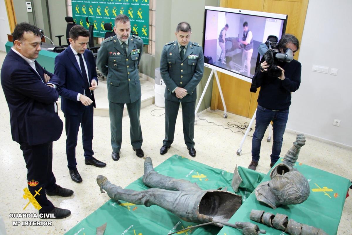 La Guardia Civil mostró las piezas recuperadas de la estatua de Seve Ballesteros, robada hace unos días