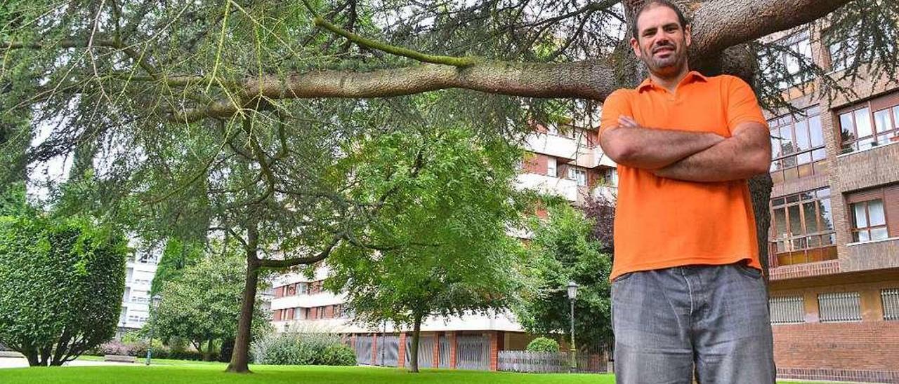 Alberto Uría, a la sombra de un árbol en un parque de Oviedo.