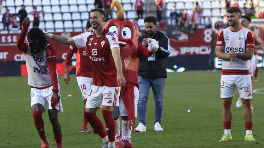 El Real Murcia pone cerco al play off en su caza por el ascenso directo