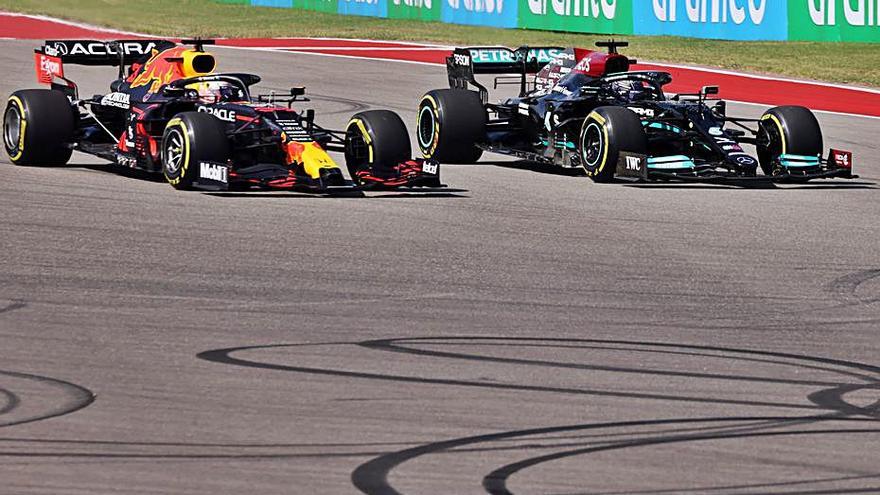 Verstappen i Hamilton lluitant per la primera posició. | MIKE BLAKE/REUTERS