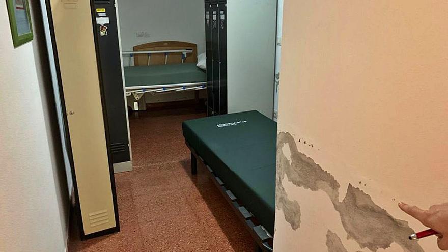 Paredes desconchadas por las humedades en las habitaciones destinadas al descanso de los médicos de urgencias del Hospital Vega Baja.  | INFORMACIÓN