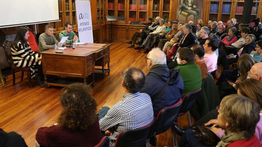 Esther Estévez, Fernando Fernández e Xurxo Martínez, ante o público na Biblioteca da EMAO de Vigo.  | // JOSÉ LORES
